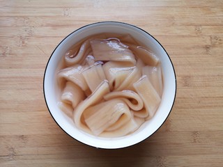 4、酸辣宽粉,捞出过凉水。