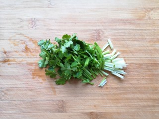 5、酸辣宽粉,香菜洗干净切碎。