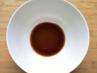 6、酸辣宽粉,碗里加入香醋。