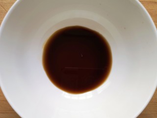 7、酸辣宽粉,加入生抽。