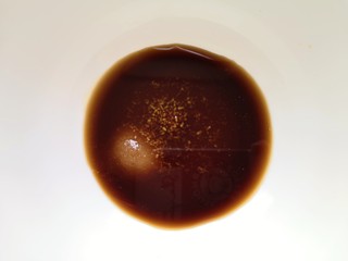 8、酸辣宽粉,根据自己的口味放盐和鸡精。