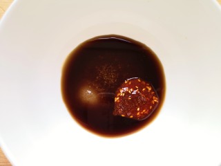 9、酸辣宽粉,加入油辣椒。