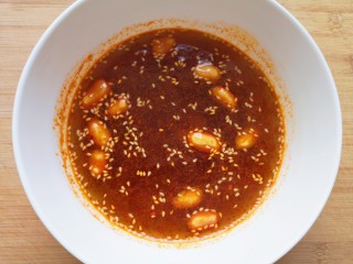 11、酸辣宽粉,加入开水搅拌均匀。