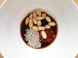 10、酸辣宽粉,放花生仁和熟白芝麻。