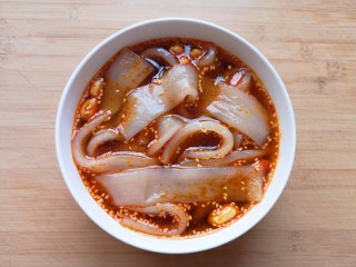 12、酸辣宽粉,放入宽粉。