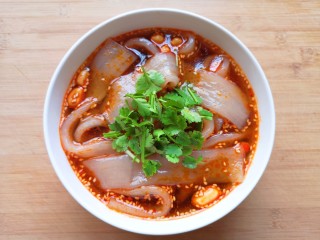 13、酸辣宽粉,最后加入香菜。