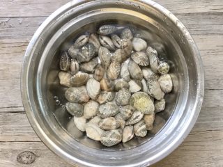 1、爆炒香辣花蛤~好吃到爆,花蛤提前1小时用适量的清水,加少许盐,让文蛤吐沙,中途多换几次水,我买的这个干净,买的时候可以问下卖家花蛤需不需要吐沙!