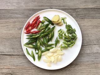 3、爆炒香辣花蛤~好吃到爆,青红椒斜切,蒜瓣切片、葱切段、姜切片