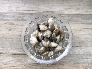 4、爆炒香辣花蛤~好吃到爆,捞出花蛤控水