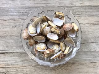 6、爆炒香辣花蛤~好吃到爆,花蛤煮好之后用清水冲洗两遍控水备用