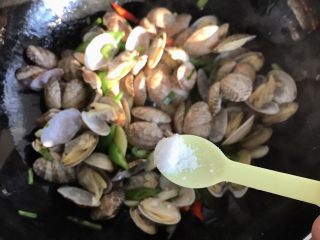 9、爆炒香辣花蛤~好吃到爆,根据家人口味添加少许盐