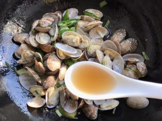 10、爆炒香辣花蛤~好吃到爆,加料酒大半汤匙