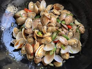 13、爆炒香辣花蛤~好吃到爆,翻炒均匀即可装盘(喜欢加鸡精的朋友可以加少许鸡精调味,不加也非常好吃哦)