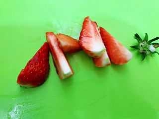 2、酸甜好吃的草莓酱,去蒂后切成块