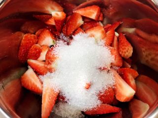 4、酸甜好吃的草莓酱,加入白糖