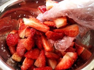 5、酸甜好吃的草莓酱,戴上一次性手套抓匀后盖上保鲜膜放入冰箱冷藏腌制几个小时
