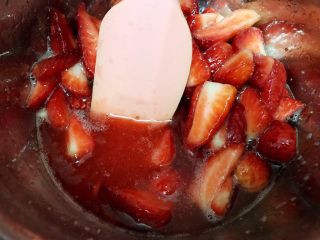 6、酸甜好吃的草莓酱,腌制好的草莓果胶渗出