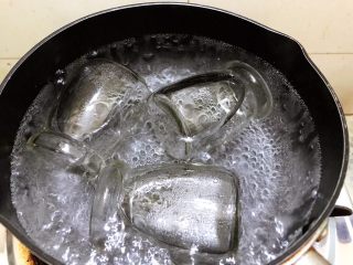 8、酸甜好吃的草莓酱,烧一锅开水把布丁瓶煮几分钟消毒后捞出沥干水