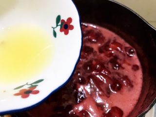 11、酸甜好吃的草莓酱,倒入柠檬汁