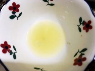 9、酸甜好吃的草莓酱,半个柠檬挤出汁备用