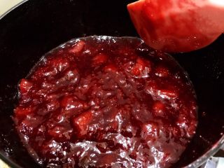 13、酸甜好吃的草莓酱,等完全凉透后再装瓶