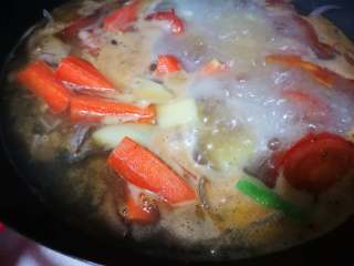 10、快手午餐一道菜 土豆胡萝卜牛肉煲,加水800ML大火烧开,改小火煮30分钟,加入胡萝卜、土豆、红葡萄酒、番茄酱,改中火煮15分钟。