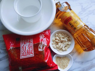 1、油泼辣子,准备食材；辣椒粉是我在超市买的袋装的(也可以用干辣椒碾碎)