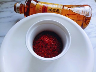 2、油泼辣子,辣椒粉装在容器里，(容器一定要是耐高温的)