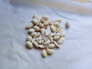 3、油泼辣子,花生是我前几天炒的，刚好没吃完。(如果买来生的花生，要将花生炒熟，去皮。)