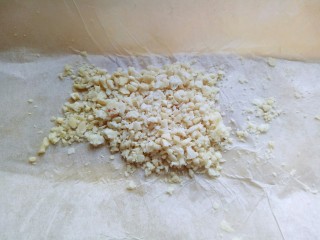 4、油泼辣子,熟花生放在菜板上，并垫上油纸，再盖上一张油纸，用擀面杖来回碾压，直至碾碎为止。(也可以用刀拍碎。)