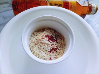 6、油泼辣子,在加入熟芝麻，(芝麻要选用脱皮的)芝麻买来是生的，自己炒熟的。嫌麻烦的话，也可以买熟的脱皮芝麻。