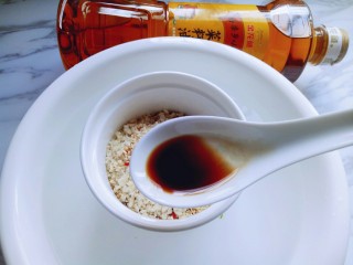 7、油泼辣子,再加入一勺生抽，是辣椒面有一点湿润，(1.增减调味。2.防止油温过高辣椒粉会焦糊。)