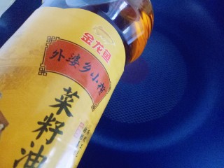 8、油泼辣子,锅中加入菜籽油，这里可以适当多加一些油。(其它食用油也可以)
