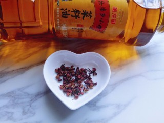 9、油泼辣子,准备好花椒，洗干净，淋干水份备用(一定要淋干水份。)