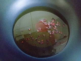 10、油泼辣子,将淋干的花椒加入有锅中。小火煸出香味。