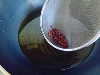 11、油泼辣子,待花椒煸出香味时用细筛捞出。