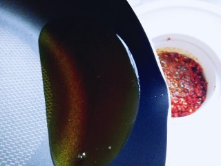 12、油泼辣子,将热油倒入辣椒粉器具中。