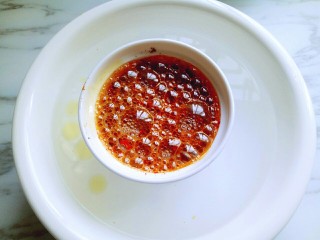 13、油泼辣子,将装油辣子的器具，放在热水的大口器具中，(这样防止器具经高温后爆裂，还有就是溢出的油很容易清理。)