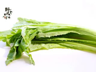 1、风味凉拌油麦菜,油麦菜择去老叶黄叶。