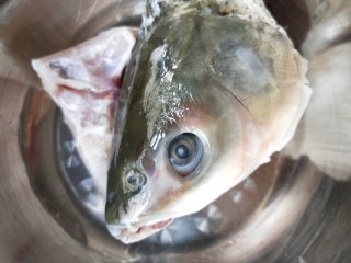 1、年年有余滋补牛肝菌鱼头汤,鱼头一个，去鳃，洗净整个鱼头。