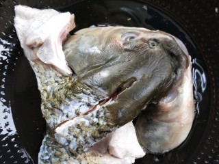 11、年年有余滋补牛肝菌鱼头汤,鱼头用厨房纸吸干水分，油锅烧热，放鱼头，中小火慢慢煎。