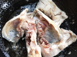 12、年年有余滋补牛肝菌鱼头汤,翻面煎。