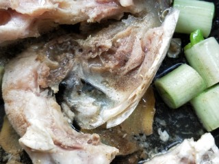 14、年年有余滋补牛肝菌鱼头汤,放白胡椒粉。