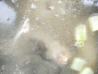 15、年年有余滋补牛肝菌鱼头汤,加一壶开水。