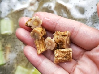 17、年年有余滋补牛肝菌鱼头汤,放党参。