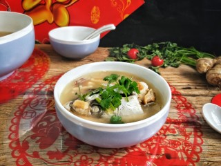 24、年年有余滋补牛肝菌鱼头汤,来一碗强身健体，让头脑聪明的鱼头汤吧！