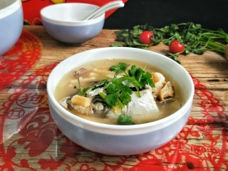 25、年年有余滋补牛肝菌鱼头汤,药补不如食补，食补不如汤补！