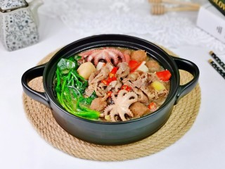 1、牛肉火锅,天冷在家吃火锅，太满足了。