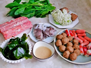 2、牛肉火锅,准备食材。