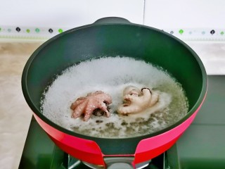 3、牛肉火锅,八爪鱼焯一下水，去除腥味。